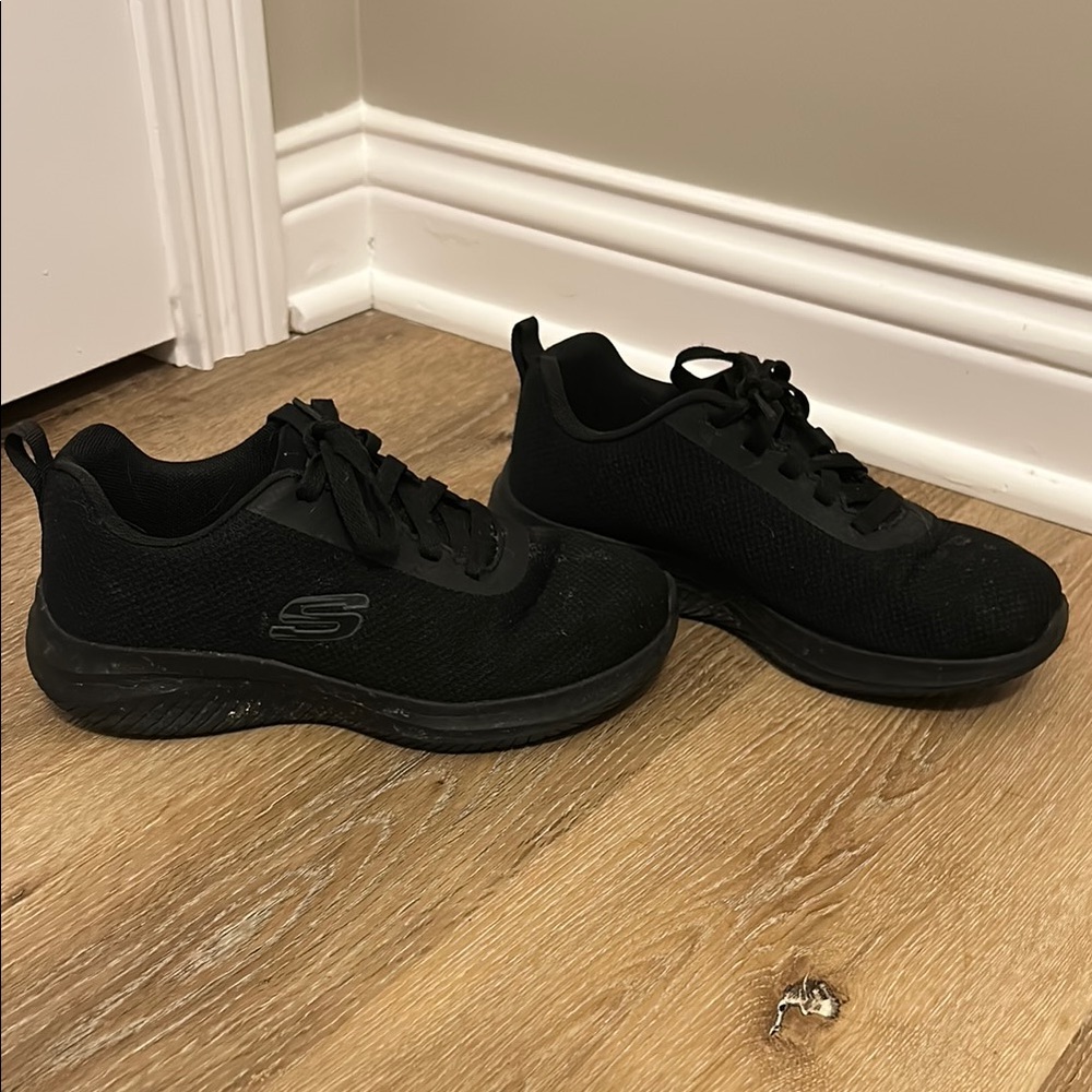 Skechers Non-Slip Black Sneakers (Used)
